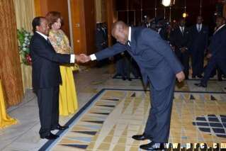 Cette poignée de main entre le président camerounais et un ministre vaut le détour(nement)