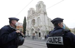 Des policiers devant la basilique Notre-Dame de Nice le 29 octobre 2020 après une attaque au couteau qui a fait trois morts (Eric Gaillard/Pool via AP)