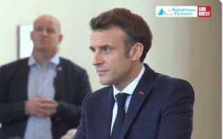 Emmanuel Macron devant les lecteurs des journaux 