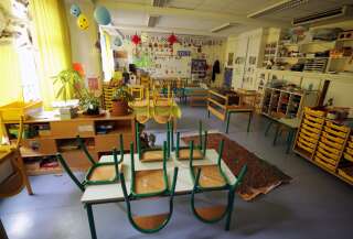 Avant le confinement des élèves, le nombre de classes fermées pour cause de Covid a explosé (photo d'illustration prise dans école de Nice en avril 2020, lors du premier confinement)