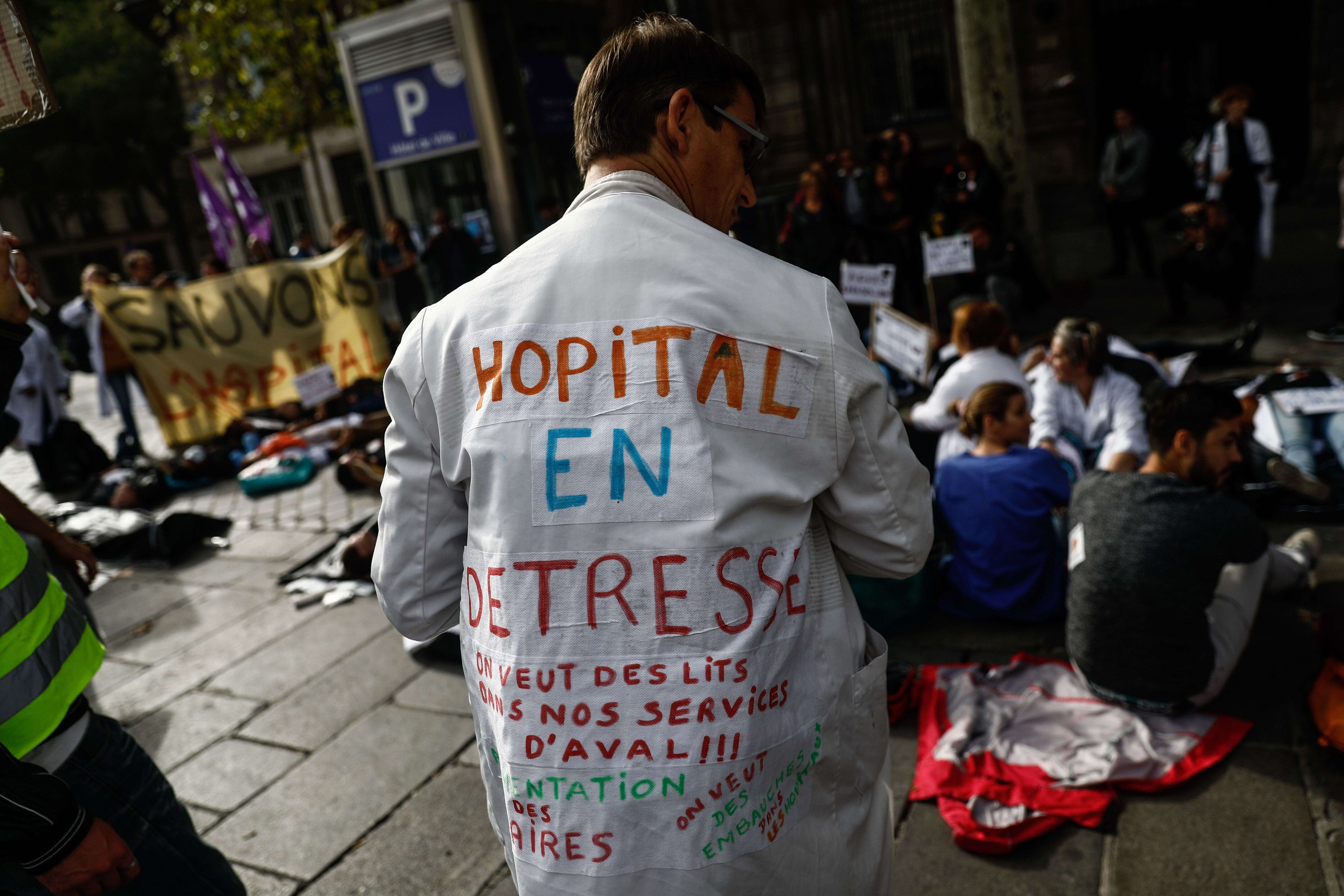 Les personnels soignants dénoncent lors d'une manifestation le manque de moyens et de lits face au nombre croissant d'admissions, et réclament de meilleures rémunérations, à Paris, le 26 septembre 2019.