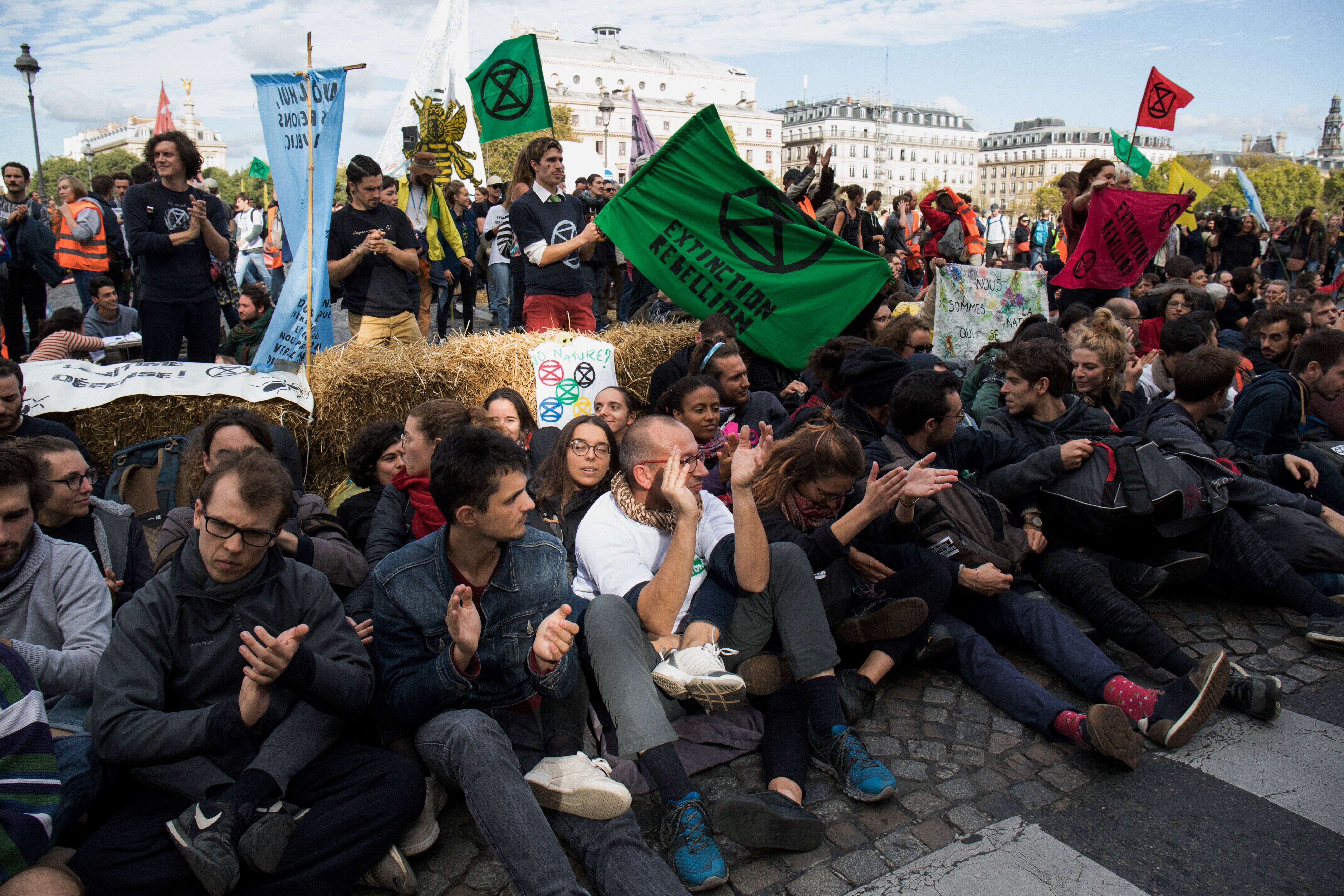 Des militants d'Extinction Rebellion sur un pont de Paris le lundi 7 octobre 2019.