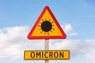 Seuls 310 cas du variant Omicron, qui semble se répandre très vite dans une population en grande partie vaccinée, ont été répertoriés en France, mais ce nombre est sous-estimé.