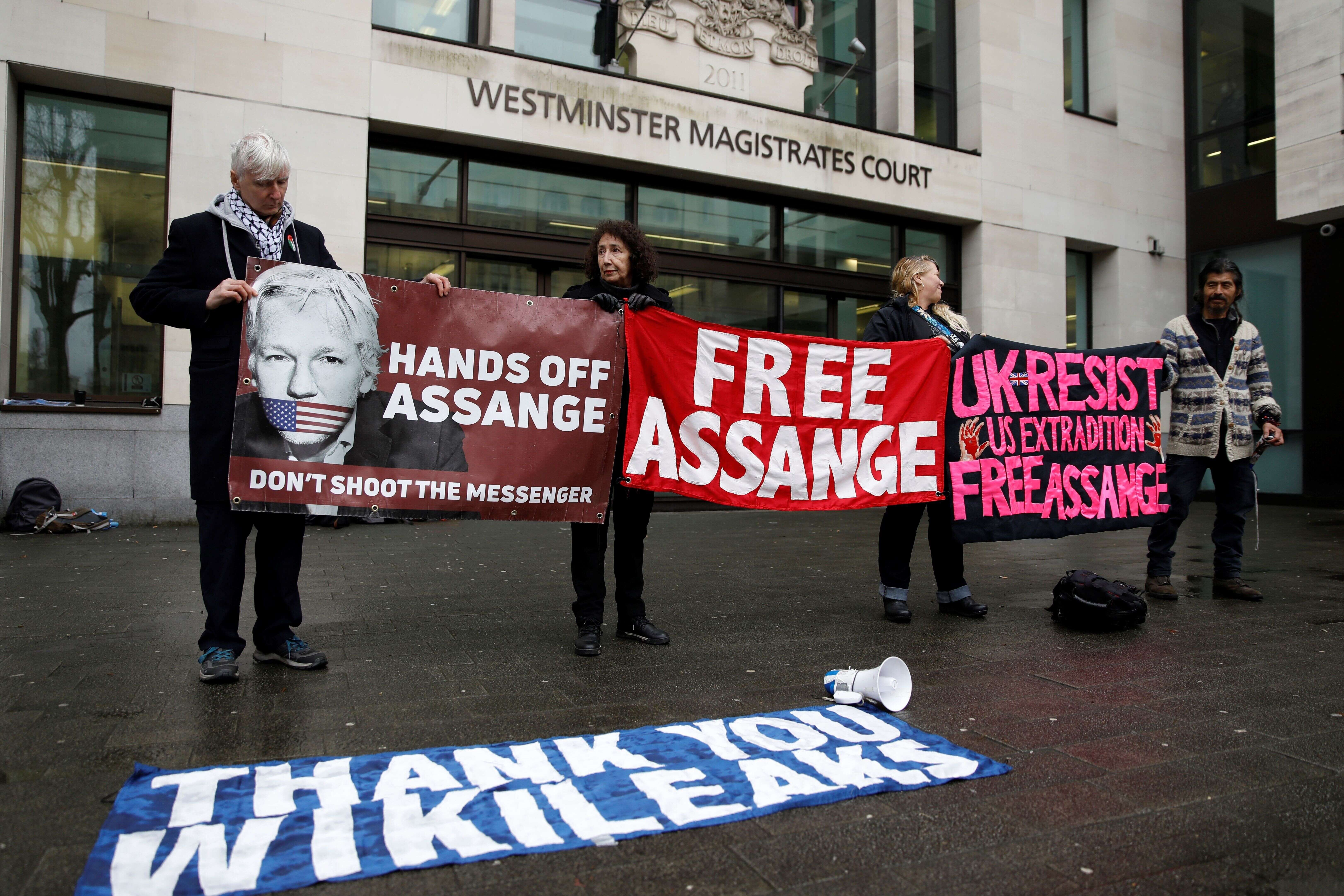 Une manifestation en soutien au fondateur de Wikileaks, Julian Assange, devant la Westminster Magistrates Court à Londres, le 19 février 2020, alors qu'il se bat contre son extradition vers les États-Unis. Les États-Unis demandent depuis des années l'extradition de cet Australien de 48 ans en raison de la publication de documents secrets et de violations de la loi anti-espionnage.