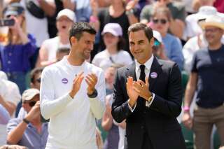 Novak Djokovic et Roger Federer ont reçu l'ovation du public londonien pour le centenaire du mythique Central Court de Wimbledon.