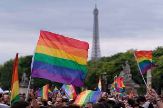 Des drapeaux arc-en-ciel devant la Tour Eiffel lors de la Marche des Fiertés LGBT à Paris, le 24 juin 2017