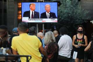 Des badauds de West Hollywood en Californie regardent le débat opposant le 29 septembre dernier Donald Trump à Joe Biden (Mario Tama/Getty Images/AFP)