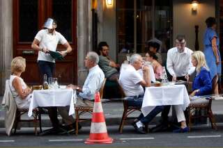 Une terrasse de restaurant à Paris au moment du déconfinement, alors que des mesures gouvernementales ont autorisé les cafés et restaurants à élargir leurs terrasses sur une partie de la chaussée, le 2 juin 2020. (Photo by Mehdi Taamallah/NurPhoto via Getty Images)