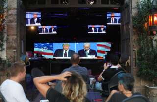 Le 29 septembre 2020 à West Hollywood, Californie, des Américains regardent le premier débat entre le président Donald Trump et le candidat démocrate à la présidence Joe Biden (Photo Mario Tama/Getty Images).