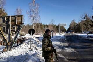 Un garde-frontière ukrainien à la frontière entre l'Ukraine et la Biélorussie, le 13 février 2022.