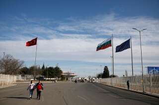 Des drapeaux de l'UE, de la Turquie et de la Bulgarie, le long de la frontière entre la Bulgarie et la Truquie, le 2 mars 2020.