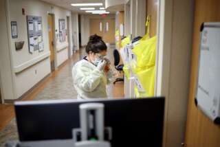 Une infirmière vérifie les équipements dans le secteur dédié au malades du Covid-19 du MedStar St. Mary's Hospital dans le Maryland (photo d'illustration)