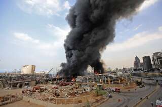 Les pompiers tentent d'éteindre un incendie qui s'est déclaré dans la zone portuaire de Beyrouth, au Liban, le 10 septembre 2020.