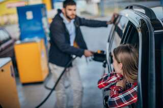 Comment la hausse des prix du carburant a changé les habitudes de ces Français (Photo d'illustration: un homme faisant le plein de sa voiture. South_agency via Getty Images)