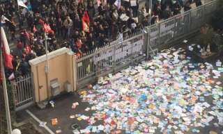 Blanquer s'indigne de voir des profs détruire des livres devant le rectorat à Lyon.