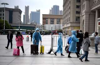 Des passagers arrivant devant la gare Hankou à Wuhan, en Chine, le 11 avril 2020.