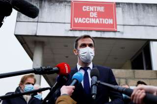 Olivier Veran, ici après avoir été vacciné contre le Covid en février 2021, a annoncé que la 3e dose sera obligatoire pour les soignants et pompiers à partir du 30 janvier.