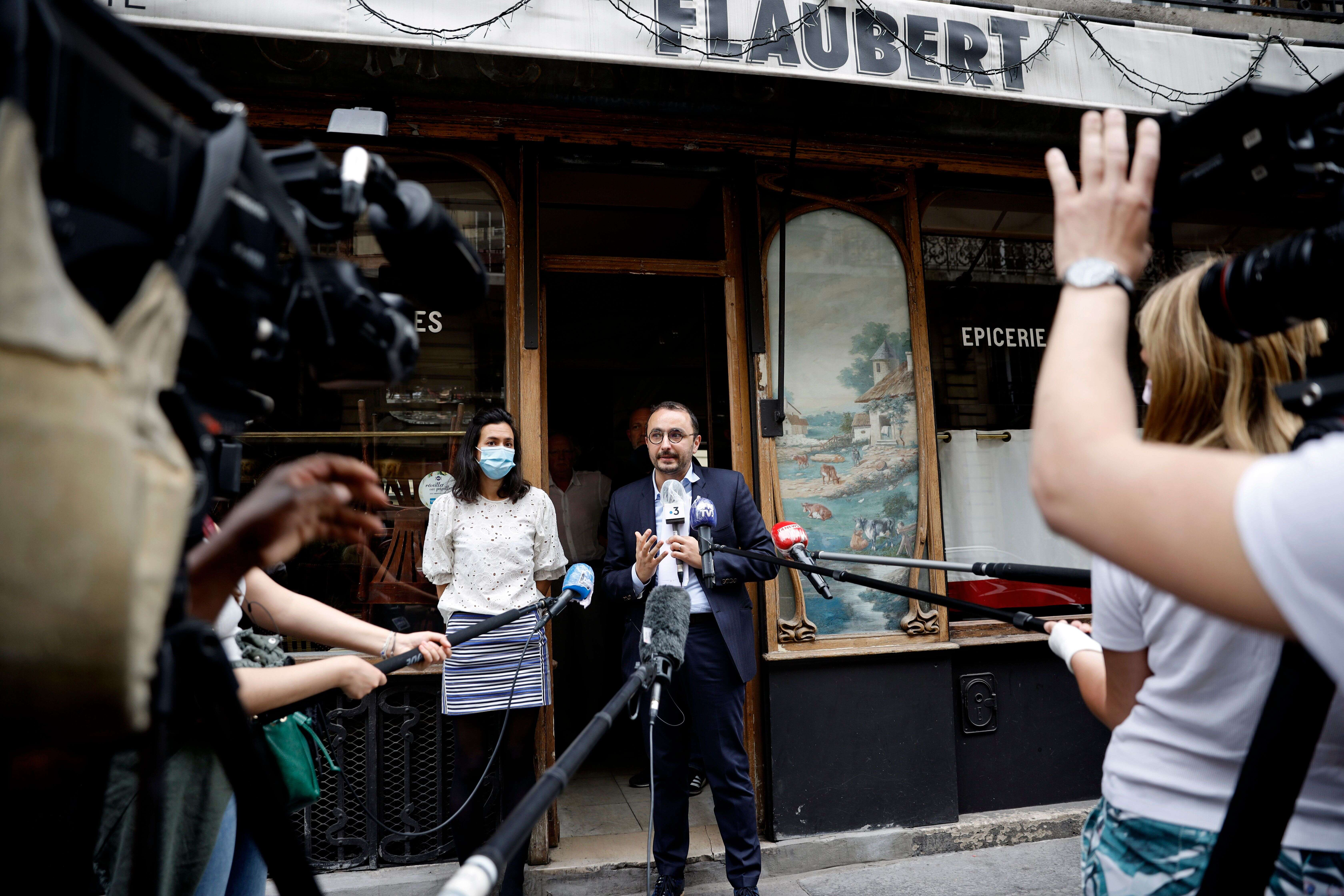 Stéphane Manigold, ici devant l'un de ses restaurants à Paris le 22 mai, a gagné une première victoire face à son assureur Axa devant le tribunal de commerce de Paris.