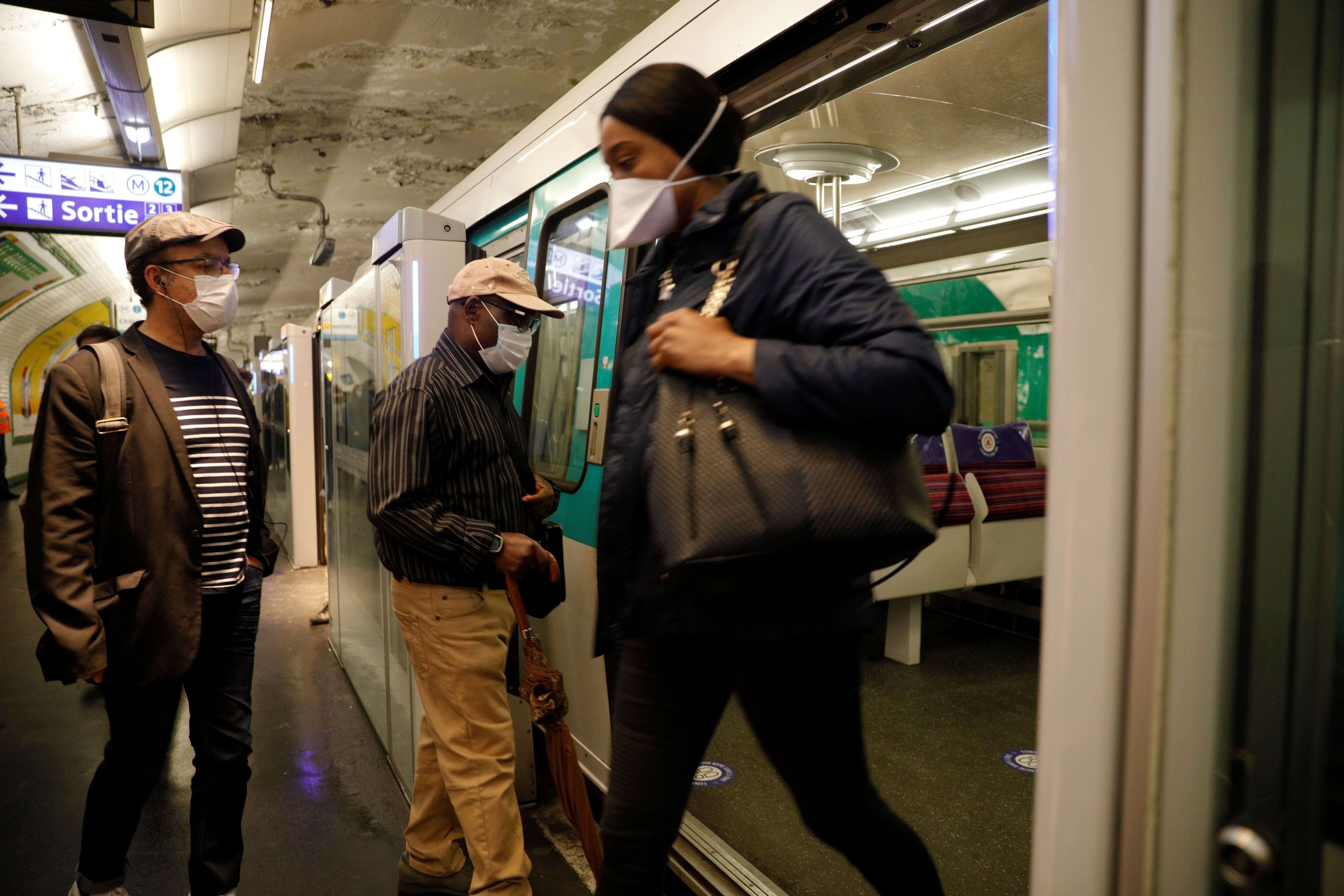 Des usagers du métro à Paris, le 11 mai 2020.