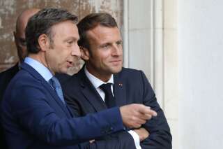 Stéphane Bern et le président Emmanuel Macron pendant la visite du château de By à Thomery, le 20 septembre 2019