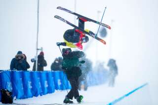 Le Finlandais Sallinen percute un caméraman qui filme sur le rebord du half-pipe lors de la qualification du freeski halfpipe masculin au Genting Snow Park pendant les Jeux olympiques d'hiver, le 17 février 2022 à Zhangjiakou, en Chine.