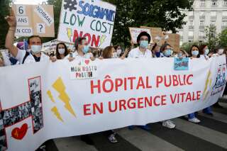 En juin 2020, le personnel hospitalier manifestaient (ici à Paris) pour dénoncer les conditions de travail à l'hôpital public.