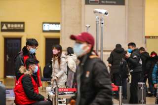 Des passagers à l'aéroports de Wuhan en Chine