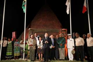 En Nouvelle-Calédonie, Emmanuel Macron se risque à aller à Ouvéa (mais pas dans la grotte)