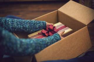 Pourquoi ouvrir ses cadeaux de Noël devant les autres est parfois source d'appréhension