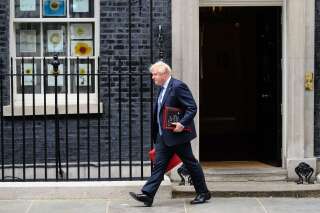 Soumis à une motion de défiance, Boris Johnson pourrait perdre sa place de Premier ministre du Royaume-Uni (photo prise le 26 mai devant le 10, Downing Street, la résidence des chefs du gouvernement britanniques).