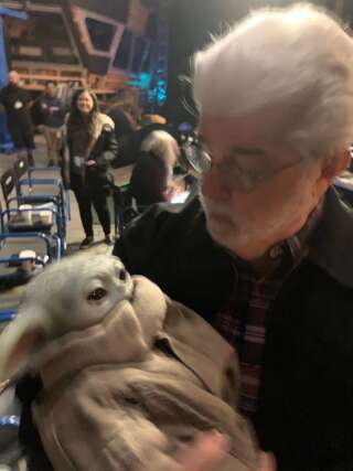 George Lucas et Baby Yoda réunis en coulisses.