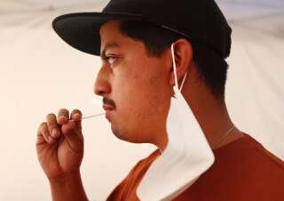 Un habitant de Los Angeles réalise un autotest salivaire pour détecter le covid. Photo d'illustration.