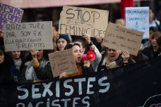 Des femmes manifestent et brandissent une pancarte 