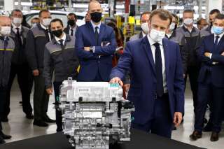 Le président Emmanuel Macron étudie un moteur lors d'une visite du site de la future usine du fabricant de batteries japonais Envision AESC, où Renault SA développe un centre de fabrication de véhicules électriques, à Douai, dans le nord de la France, le 28 juin 2021. Il devrait être annoncé lors de l'événement 