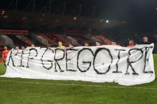 Au terme de leur victoire face à Grenoble, les joueurs du FC Lorient ont déployé un message d'hommage à l'un de leurs supporters les plus célèbres.