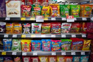 Paquets de bonbons et chocolats en soldes dans un supermarché de Cardiff au Pays de Galles. (Photographie d'illustration de Matthew Horwood via Getty Images)