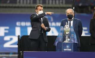 Emmanuel Macron et le président de la Fédération française de football Noël Le Graët lors de la finale de la Coupe de France de football PSG - Saint-Etienne le 24 juillet 2020 au Stade de France (photo d'illustration).