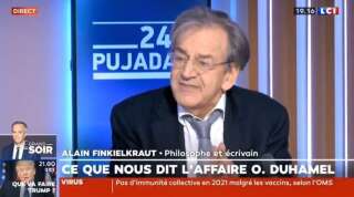 Alain Finkielkraut réagit à l'affaire Olivier Duhamel dans l'émission de LCI 24h Pujadas le 11 janvier 2021. Chroniqueur régulier, il a été congédié par la chaîne le lendemain.