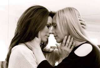 Eva Longoria et Lara Fabian incarnent un couple de lesbiennes dans la série de photos d'Olivier Ciappa.