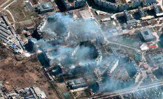 La ville de Marioupol, assiégée depuis des semaines, est un enjeu stratégique pour l'armée russe, qui poursuit son invasion de l'Ukraine (Satellite image ©2022 Maxar Technologies via AP)