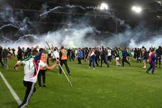 Des supporters de Saint-Étienne envahissant le terrain après la descente en Ligue 2 du club, le 29 mai 2022.