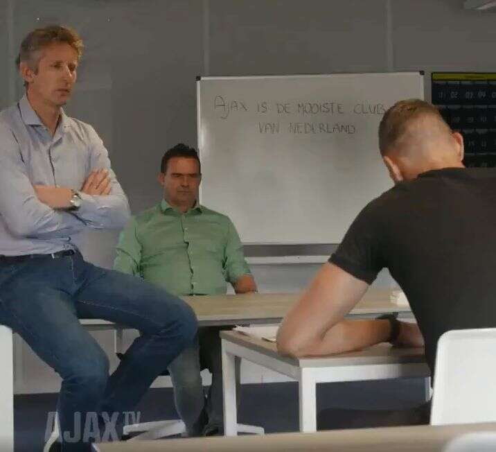 Dans la vidéo, Kjell Scherpen est surveillé par deux anciennes gloires de l'Ajax, le gardien de but légendaire Edwin Van Der Sar et l'ailier virevoltant Marc Overmars.