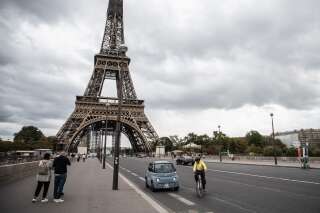 Devant la tour Eiffel, à Paris, en septembre 2020. (photo d'illustration)