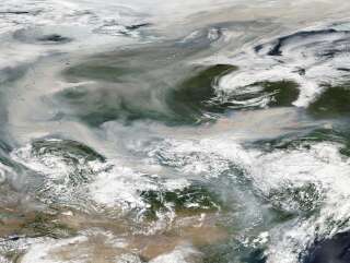 Sur cette image publiée le 7 août par la Nasa, on voit que la fumée provoquée par les incendies qui dévastent actuellement la Iakoutie, en Sibérie russe, a atteint le pôle nord. Une première.