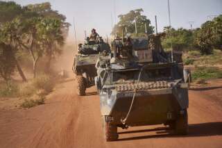 Deux véhicules de transport de troupes blindés de l'Armée Française patrouillant dans le nord du Burkina Faso le 14 novembre 2019. Photo d'illustration.