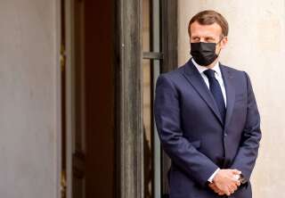Le président Emmanuel Macron dans la cour de l'Elysée le 29 avril 2021.