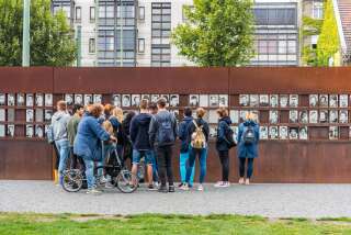 Des passants devant un mémorial à Berlin
