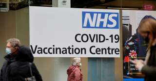 Les Anglais font la queue dans un centre de vaccination contre le Covid-19 à Londres