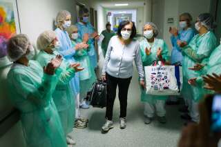 Une patiente guérie du coronavirus quitte le service de soins intensifs de l'hôpital Emile Muller entourée de l'équipe médicale, à Mulhouse, le 29 avril 2020.