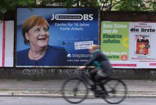 Un panneau publicitaire pour une entreprise de recrutement montre la chancelière allemande Angela Merkel et indique: 